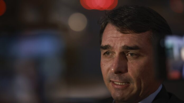 Investigan a Flávio Bolsonaro por millonario desvío de fondos