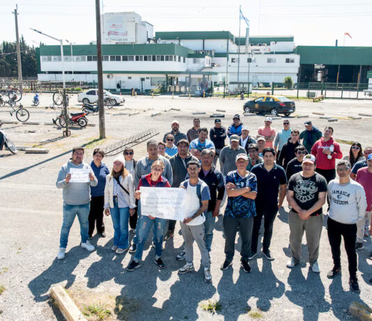 Trabajadores de Tres Arroyos profundizan la lucha y rechazan pagos en pollos
