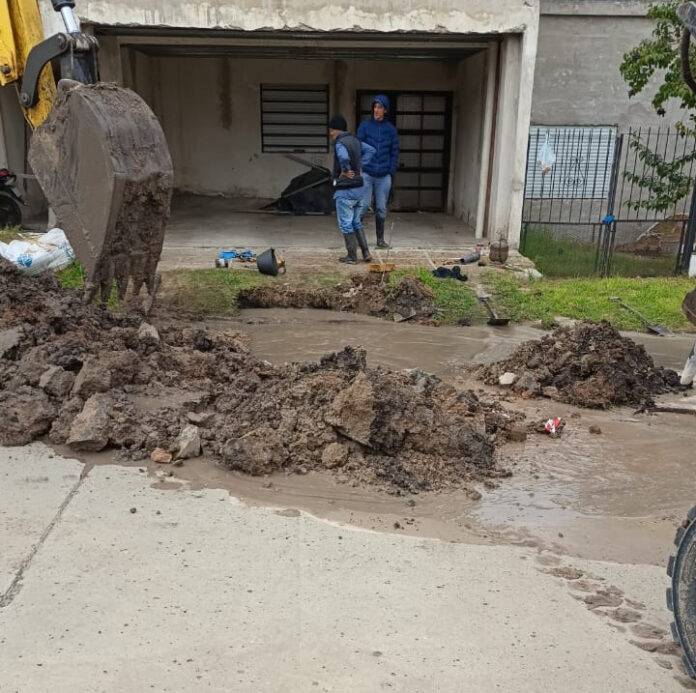 Reparación de caño en María Auxiliadora puede bajar la presión de agua