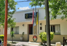 Cayó de un camión, fue atropellado y el conductor huyó