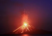 Violenta erupción del Anak Krakatoa paraliza el espacio aéreo indonesio