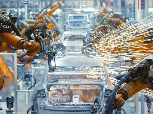 La industria cayó 5% en julio y los economistas advierten recesión