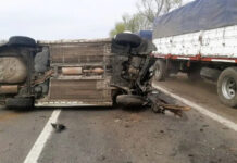 Rescatan a un conductor atrapado tras volcar en la ruta 12