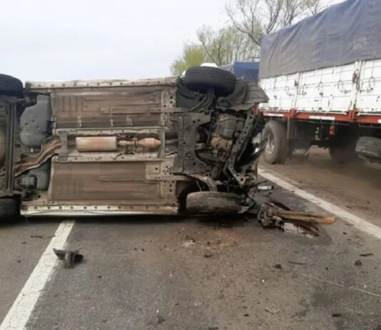 Rescatan a un conductor atrapado tras volcar en la ruta 12
