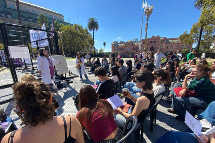 UBA lleva las aulas a Plaza de Mayo ante el desacato del Gobierno