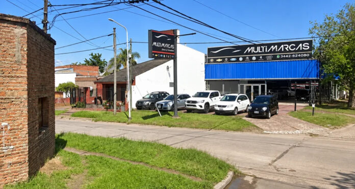 Disparó dos veces en una agencia de autos y fue detenida