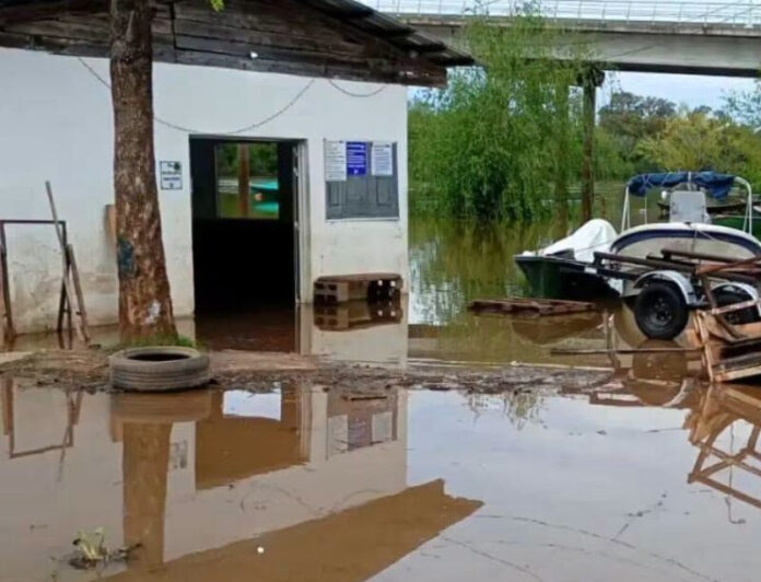 Río Uruguay alcanzó los 4,88 metros y sigue creciendo