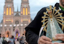 Miles de fieles peregrinan a Luján bajo la tormenta